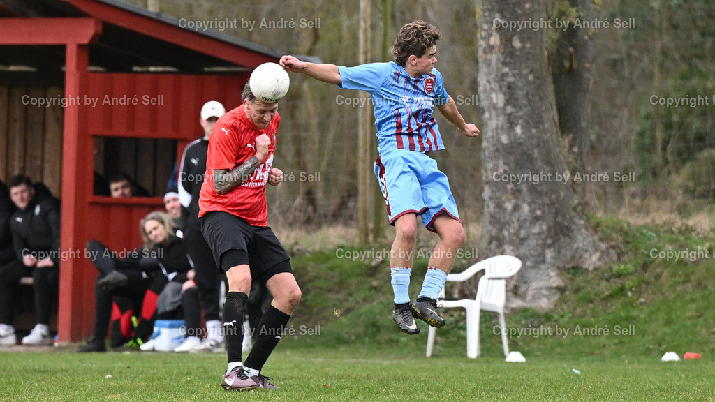 SSG Rot-Schwarz Kiel vs SC Weiche Flensburg II | Marc Zeller (Kiel #15) vs Jan Theo Fritze (Weiche #19) / Fußball-Landesliga Schleswig Männer 2025/2026 / SSG Rot-Schwarz Kiel vs SC Weiche Flensburg II / Sportplatz Meimersdorf / Kiel / 14.03.26 - Realisiert mit Pictrs.com