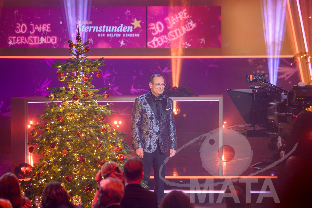 _DWI6193 | Volker Heißmann bei '30 Jahre Sternstunden-Gala 2023' in der Frankenhalle. Nürnberg, 15.12.2023 - Realisiert mit Pictrs.com