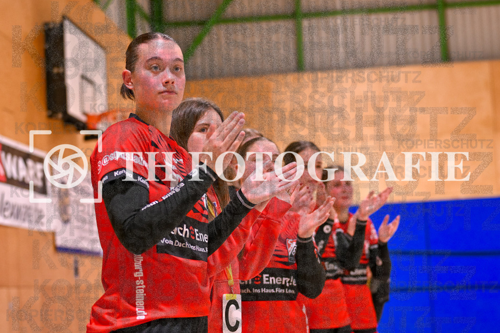 GER, SG Maulburg/Steinen - TuS Helmlingen, Handball, Suedbadenliga, 14. Spieltag, Saison 2023/2024, 17.02.2024 | Elisa Geiss (SG Maulburg/Steinen, #19) mit Blick auf das Spiel.

GER, SG Maulburg/Steinen - TuS Helmlingen, Handball, Suedbadenliga, 14. Spieltag, Saison 2023/2024, 17.02.2024

Foto: TH Fotografie/Thomas Hess