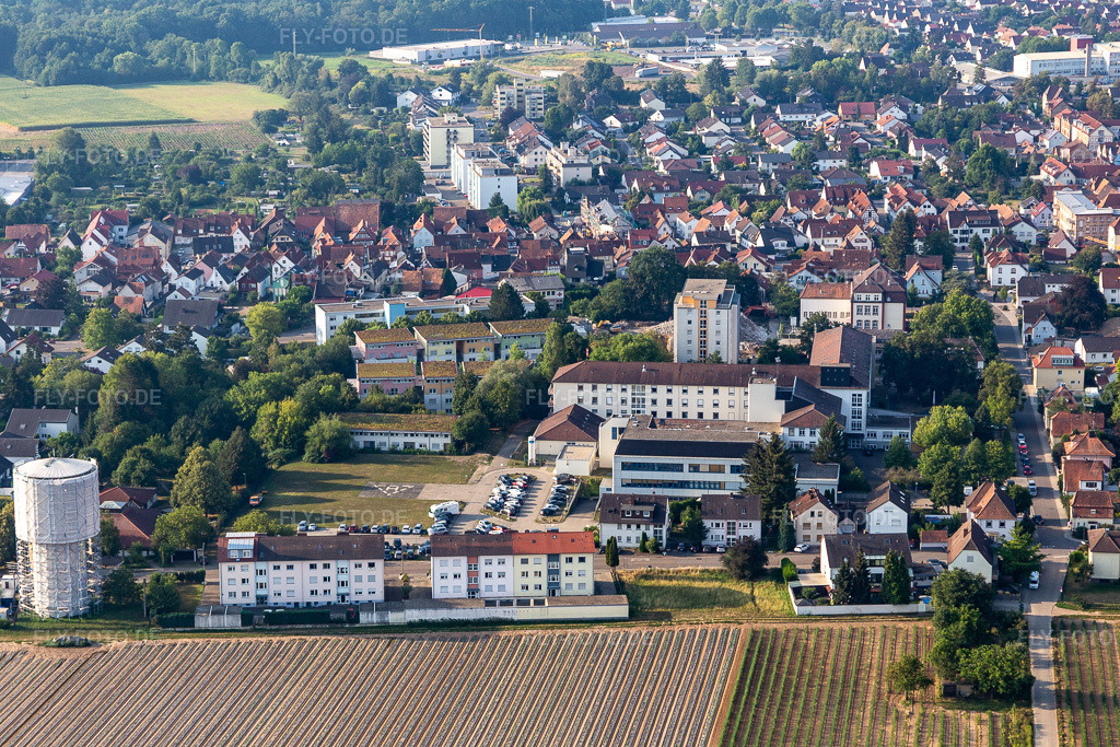 Luftbild: Klinikgelände des Krankenhauses Asklepios Südpfalzkliniken in Kandel im Bundesland Rheinland-Pfalz in Deutschland. Foto: IMG_122115.jpg vom 11.08.2020 durch Werner Riehm/FLY-FOTO.de