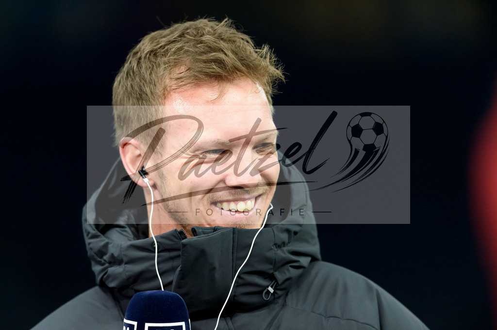 BSCFCB20220123_020 | Fussball, Herren: Trainer Julian Nagelsmann (FC Bayern Muenchen) schaut bei dem Spiel der 1. Bundesliga zwischen Hertha BSC und FC Bayern Muenchen im Olypiastadion am 23.01.2022 in Berlin, Deutschland.DFB / DFL REGULATIONS PROHIBIT ANY USE OF PHOTOGRAPHS AS IMAGE SEQUENCES AND/OR QUASI-VIDEO. - Realisiert mit Pictrs.com