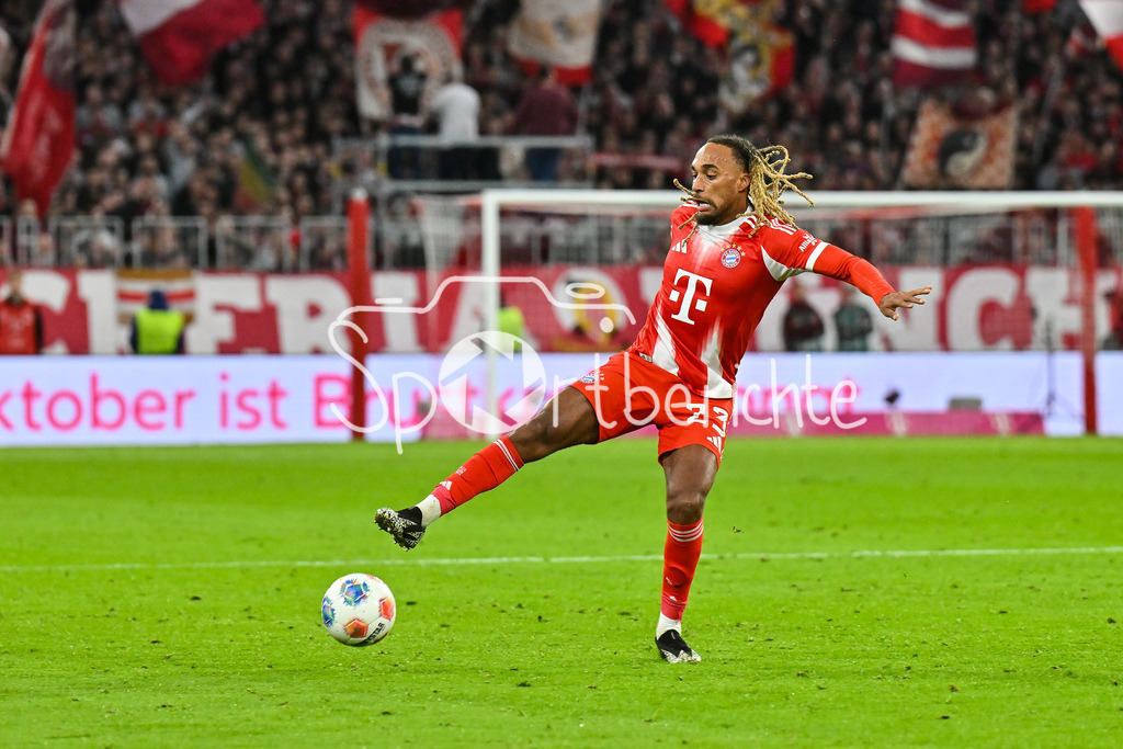 FC Bayern München - Borussia Dortmund | mUNICH, GERMANY - with ball Sascha BOEY (FC Bayern Munich 23) during the bundesliga match between FC Bayern Munich vs. Borussia Dortmund on matchday 7 at Allianz Arena on October 18, 2025 in Munich, Germany / DFL REGULATIONS PROHIBIT ANY USE OF PHOTOGRAPHS AS IMAGE SEQUENCES AND/OR QUASI-VIDEO