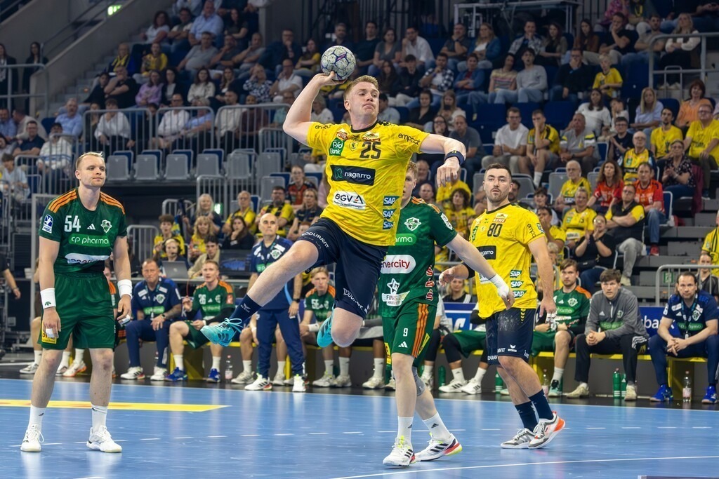 HBL (Handball-Bundesliga), Saison 2025/26, 33. Spieltag: Rhein-Neckar Löwen gegen TSV Hannover-Burgdorf | HBL (Handball-Bundesliga), Saison 2025/26, 33. Spieltag: Rhein-Neckar Löwen gegen TSV Hannover-Burgdorf***Haukur Thrastarson (25, Löwen) zieht ab - Realisiert mit Pictrs.com