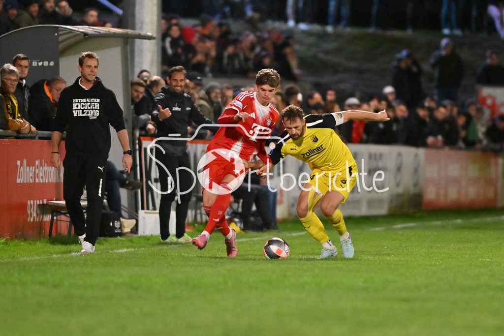 DJK Vilzing - FC Bayern Amateure | im Duell Guido Della ROVERE (FC Bayern Muenchen II 10) und Felix WEBER (DJK Vilzing 24) / Zweikampf / Regionalliga Bayern: DJK Vilzing - FC Bayern Amateure; Manfred-Zollner Stadion am 23.09.2025