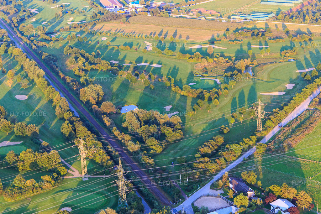 Luftbild: Bahnstrecke zerschneidet den Golfplatz des Golf-Club Bensheim e.V. in Bensheim im Bundesland Hessen in Deutschland. Foto: IMG_103087.jpg vom 28.08.2017 durch Werner Riehm/FLY-FOTO.deGolfclub Bensheim