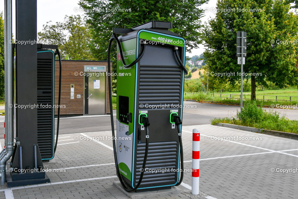 Deutschland_ Baden-Wuerttemberg_ Goeppingen_ 16.08.2025-7 | 16.08.2025, Deutschland, GER, Baden-Wuerttemberg, Goeppingen, im Bild Themenbild, E-Ladestation, E-Ladepark, Elektroauto, E-Auto laden, Strom tanken, Elektromobilitaet, Schnellladen, Ladesaeule, gruener Strom, nachhaltige Mobilitaet, Ladepunkt, Ladeinfrastruktur, umweltfreundlich, emissionsfrei, Akku aufladen, Zukunft der Mobilitaet, CO2-frei, klimafreundlich, Ladezeit, Parken und Laden, Feature, Symbolbild