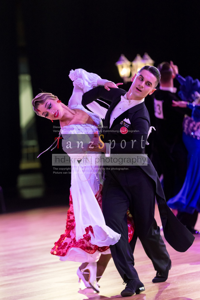 20241215_WDSF_Int_Open_Std-Riga-9863 | Tanzsportbilder, Standardtanz, Lateintanz, WDSF, DTV, LTVB, dancecomp, goc, hessen tanzt, blaues band der spree, walzer, tango, wiener walzer, slowfox, quickstepp, samba, rumba, cha-cha-cha, paso doble. jive, hd-kroft photography, turniertanzsport