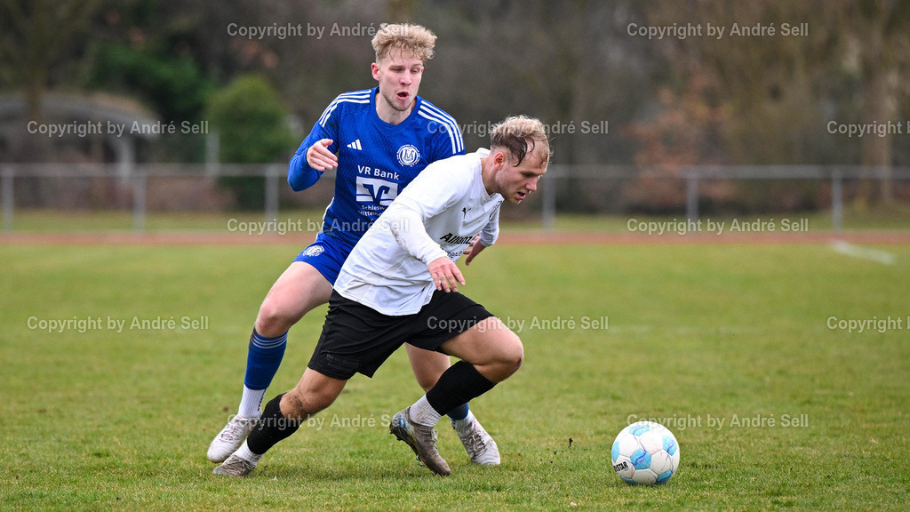 TuS Nortorf vs SV Wasbek | Joris Scherbarth (Nortorf #21) vs Youri von der Mehden (Wasbek #10) / Fußball-Verbandsliga West Männer 2025/2026 / TuS Nortorf vs SV Wasbek / TuS Arena / Nortorf / 14.03.26 - Realisiert mit Pictrs.com
