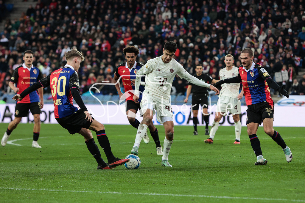 FC Basel - FC Bayern München | Anton KADE (Basel #30) im Duell mit Aleksandar PAVLOVIC (FCB #45) / Zweikampf
