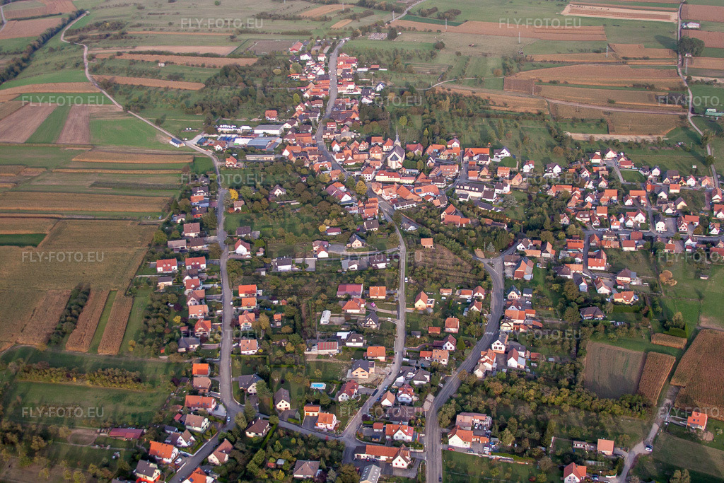 Vue aérienne: Champs agricoles et terres arables à Gunstett dans le département Bas Rhin, France. Photo: IMG_53697.jpg prise le 30/09/2012 par Werner Riehm/FLY-FOTO.eu – Résolution de l'original: 4752 x 3168 px