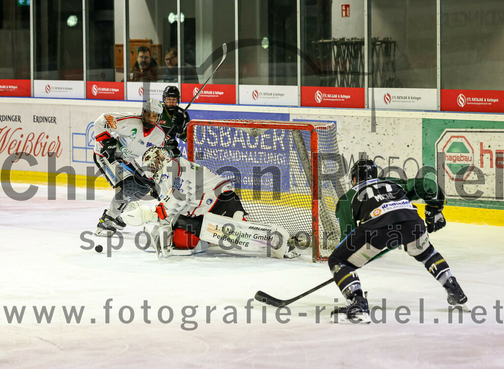2022-11-04_026_Eishockey_TSV_Erding_gegen_TSV_Peissenberg | Erding, Deutschland, 04.11.2022:
Eishockey, Bayernliga 2022 / 2023, 10. Spieltag, TSV Erding gegen TSV Peißenberg, Endergebnis: 4:3

Torwart Korbinian Sertl (TSV Peissenberg, #31), Philipp Michl (Erding Gladiators, #77)

Foto: Christian Riedel / fotografie-riedel.net