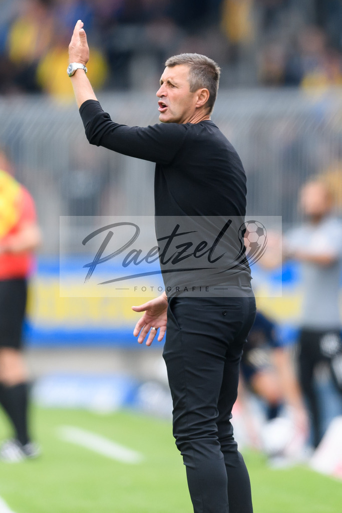 EBSTSV20210828_040 | Fussball, Herren: Trainer Michael Koellner (TSV 1860 Muenchen) gestikuliert beim Spiel der 3. Liga zwischen Eintracht Braunschweig und TSV 1860 Muenchen im Eintracht-Stadion am 28.08.2021 in Braunschweig, Deutschland.DFB / DFL REGULATIONS PROHIBIT ANY USE OF PHOTOGRAPHS AS IMAGE SEQUENCES AND/OR QUASI-VIDEO. - Realisiert mit Pictrs.com