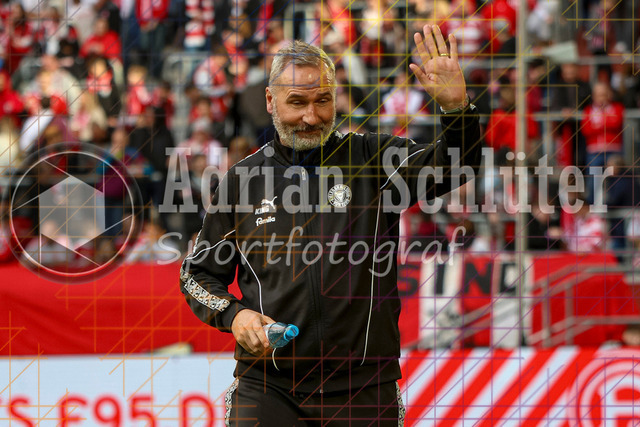 10.04.2026, GER, Fussball, Herren, 2. BL, Saison 2025/2026, Fortuna Düsseldorf - Holstein Kiel | Trainer Tim Walter (Kiel) gestikuliert, Gestik 