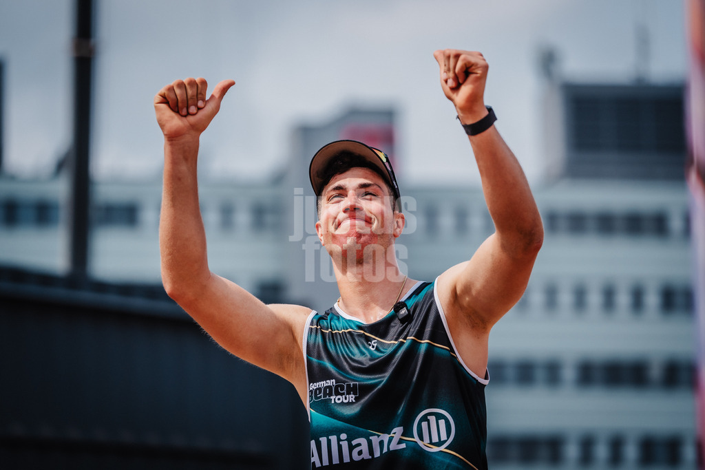 Beachvolleyball | Männer | Allianz German Beach Tour 2025 | Tourstop Hamburg | 01.06.2025 | Sven Winter freut sich nach dem Sieg im Halbfinale