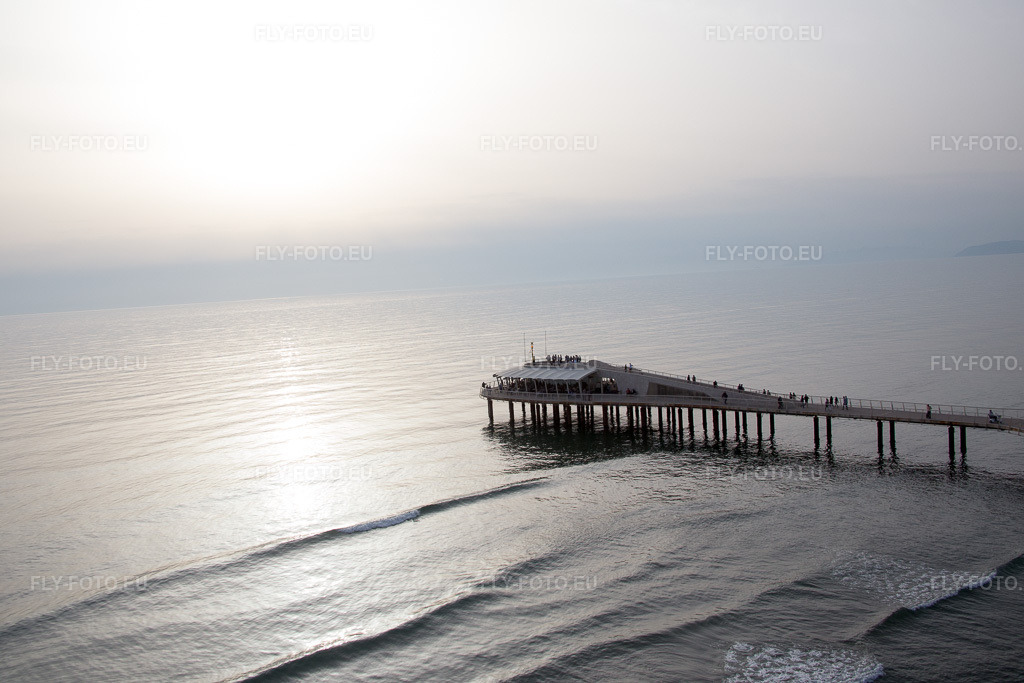 Vue aérienne: Vue de la ville à Lido di Camaiore dans le département Toscane, Italie – .Photo: IMG_087011.jpg prise le 03/04/2016 par Werner Riehm/FLY-FOTO.eu – Résolution de l'original: 5472 x 3648 px