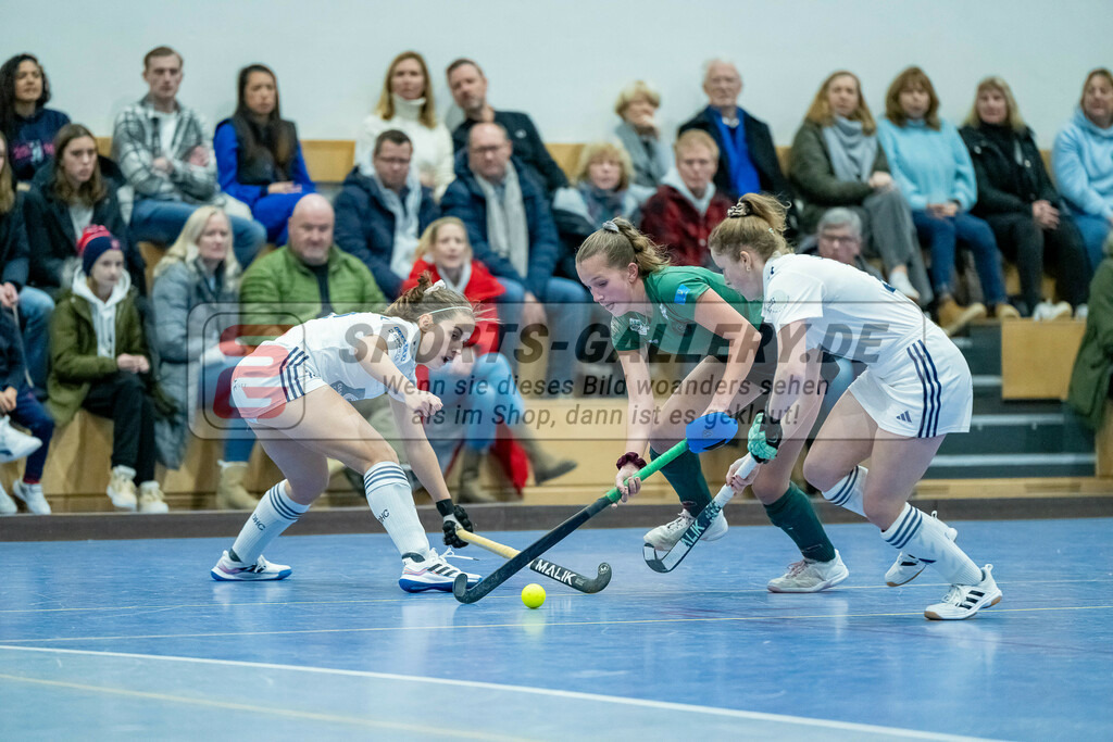 HK_20240113_107888 | 1. Bundesliga Damen Düsseldorfer HC - Club Raffelberg am 13.1.2024 DHC Halle, Düsseldorf , Clara Ycart ( Düsseldorfer HC #10 ) , Maike Schaunig ( Düsseldorfer HC #21 ) , Giulia Funkel ( Club Raffelberg #23 )