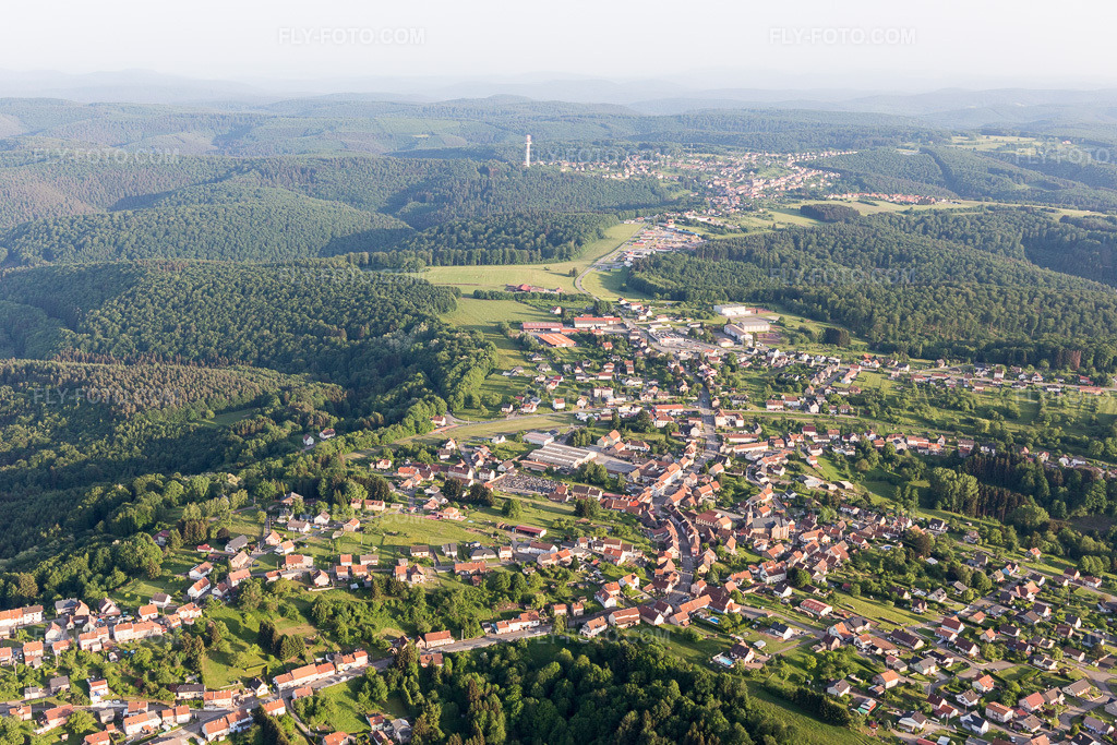 Aerial view: View of the streets and houses in the residential areas in Lemberg in the state Moselle, France. – Photo: IMG_107250.jpg taken on 05/18/2018 by Werner Riehm/FLY-FOTO.com – Resolution of the original: 5472 x 3648 px