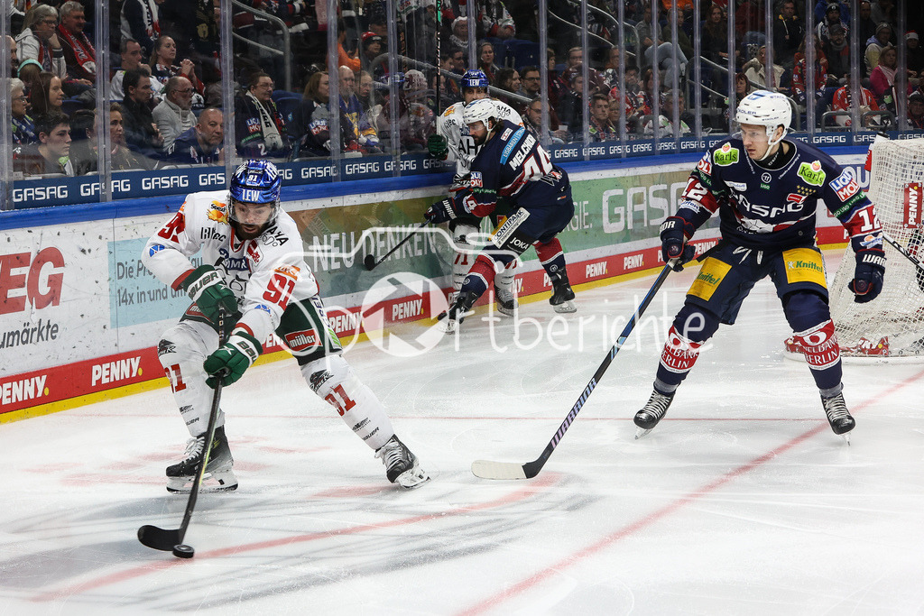 Eisbären Berlin - Augsburger Panther | Luke ESPOSITO (AEV #91) im Duell mit Eric MIK (EBB #12) / Zweikampf