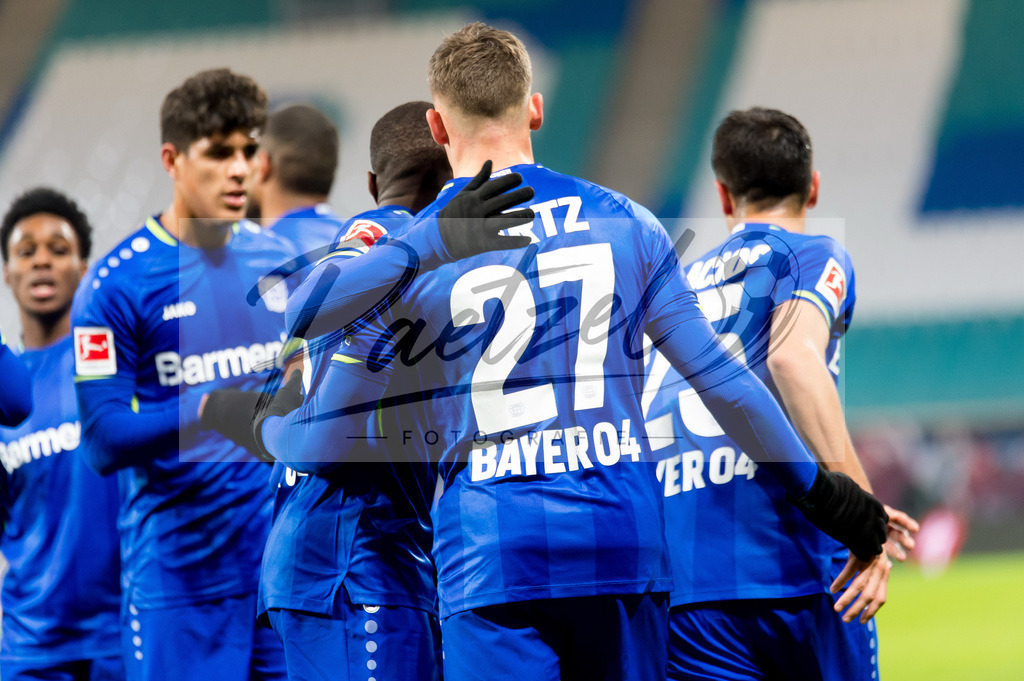 RBLLEV20211128_039 | Fussball, Herren: Florian Wirtz (Bayer 04 Leverkusen) Torjubel, jubelt mit seiner Mannschaft nach dem Treffer zum 0:1 bei dem Spiel der 1. Bundesliga zwischen RB Leipzig und Bayer 04 Leverkusen in der Red Bull Arena am 28.11.2021 in Leipzig, Deutschland.DFB / DFL REGULATIONS PROHIBIT ANY USE OF PHOTOGRAPHS AS IMAGE SEQUENCES AND/OR QUASI-VIDEO. - Realisiert mit Pictrs.com