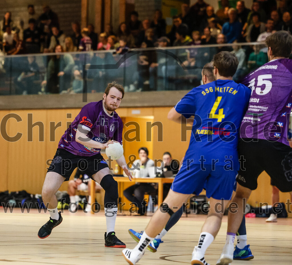 2024-10-13_012_SpVgg_Altenerding_gegen_SSG_Metten | Erding, Deutschland, 13.10.2024:Handball, Bezirksoberliga Männer 2024 / 2025, 4. Spieltag, SpVgg Altenerding gegen SSG Metten, Endergebnis: 40:22Niklas Fleps (SpVgg Altenerding, #17), David Huml (SSG Metten, #4), Ferdinand Ewald (SpVgg Altenerding, #45)Foto: Christian Riedel / fotografie-riedel.net