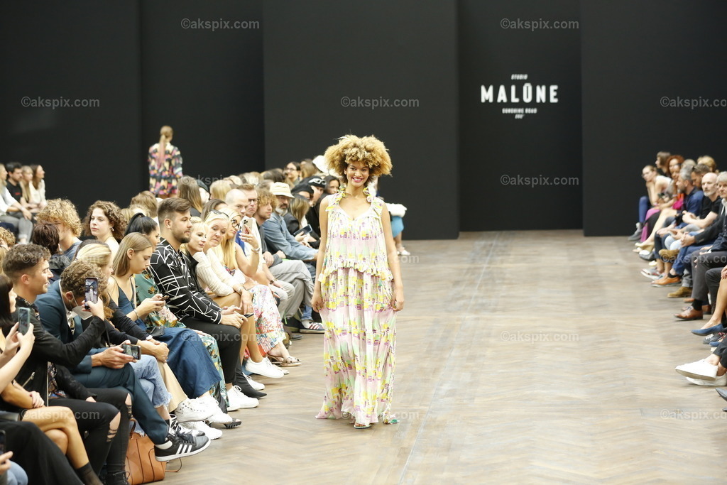 Malūne by Frida Weyer auf der  MBFW Spring/Summer 2023 | Mercedes-Benz Fashion Week (MBFW)  Frühling / Sommer 2023 im Hotel Telegraphenamt Berlin in Berlin-Mitte. Die Kollektionen von Malūne by Frida Weyer auf der MBFW Spring/Summer 2023. Das Bild zeigt Models mit der Kollektion von Malūne by Frida Weyer.