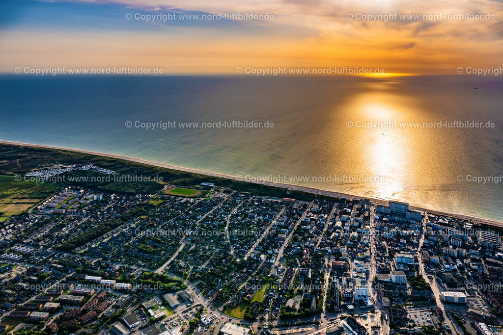 Sylt_Westerland_Sonnenuntergang_ELS_1085130825 | SYLT 13.08.2025 Küstenbereich der Nordsee - Insel an der Käpt'n-Christiansen-Straße, DoktorRoss-Straße im Ortsteil Westerland in Sylt im Bundesland Schleswig-Holstein. Weiterführende Informationen bei: Sylt Marketing GmbH. // Coastal area of the North Sea - Island on street Kaept'n-Christiansen-Strasse, DoktorRoss-Strasse in the district Westerland in Sylt in the state Schleswig-Holstein. Further information at: Sylt Marketing GmbH. Foto: Martin Elsen