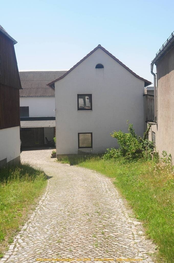 Geißmannsdorf-2026-Ortsbilder-318 | Geißmannsdorf bei Bischofswerda im Sommer 2026. Ein fotografischer Streifzug durch das Dorf Geißmannsdorf, mit Gebäuden, Straßen, Strohpuppen und geschmückten Vorgärten und Grundstücken anlässlich der 800-Jahr-Feier von Geißmannsdorf im Juni 2026 - Realisiert mit Pictrs.com