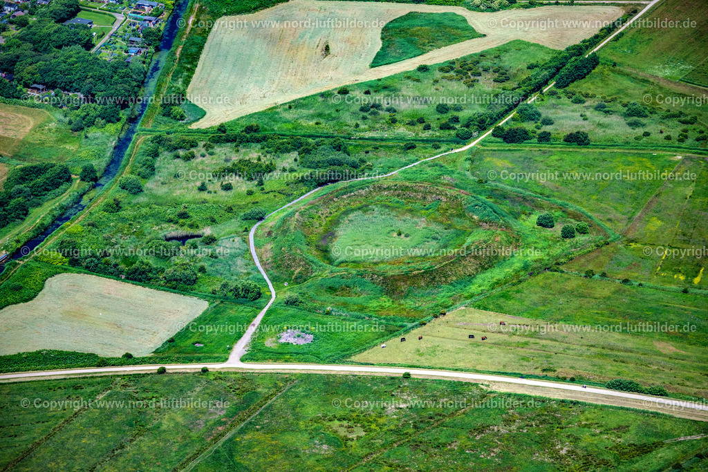 Sylt_Tinnum_Tinnumburg_ELS_0326210625 | SYLT 21.06.2025 Tourismus- Attraktion und Sehenswürdigkeit der Wallanlage " Tinnum-Burg " auf dem Tinnumer Wiesen an der Straße Borigwai, Strandweg in Sylt Nordsee - Insel im Bundesland Schleswig-Holstein, Deutschland. // Tourist attraction and sight of the rampart "Tinnum-Burg" on the Tinnumer Wiesen on the street Borigwai, Strandweg in Sylt North Sea - island in the federal state Schleswig-Holstein, Germany. Foto: Martin Elsen