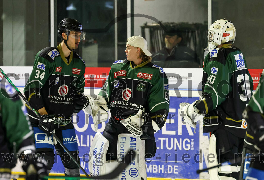 2022-12-16_008_TSV_Erding_gegen_EC_Pfaffenhofen | Erding, Deutschland, 16.12.2022:
Eishockey, Bayernliga 2022 / 2023, 21. Spieltag, TSV Erding gegen EC Pfaffenhofen, Endergebnis: 14:1

Bastian Cramer (Erding Gladiators, #34), Torwart Niklas Schlammer (Erding Gladiators, #60), Torwart Patrick Mayer (Erding Gladiators, #30)

Foto: Christian Riedel / fotografie-riedel.net