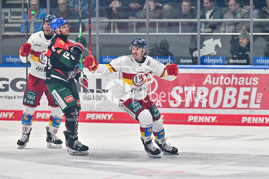 Augsburger Panther - Düsseldorfer EG | Jubel der Gaeste nach dem Treffer zum 0-1 durch Tyler GAUDET (Duessedorfer EG 93) / Tor / Torschuetze / Freude / Happy / DEL: Augsburger Panther - Duesseldorfer EG, Curt Frenzel Stadion am 04.03.2025