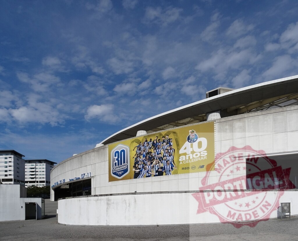 Estádio do Dragão having FC Porto banner celebrating anniversary | Estádio do Dragão stadium exterior with FC Porto celebrating 40 anos banner - Realisiert mit Pictrs.com
