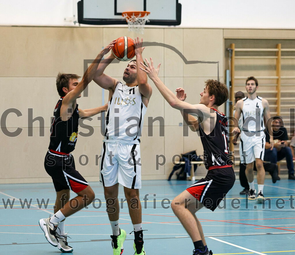 2022-10-16_047_TSV_Vaterstetten_gegen_Baskets_Vilsbiburg_2 | Vaterstetten, Deutschland, 16.10.2022:
Basketball, Bayernliga Herren Südost 2022 / 2023, 1. Spieltag, TSV Vaterstetten gegen Baskets Vilsbiburg 2, Endergebnis: 83:64

J. Lenk (Baskets Vilsbiburg, #23), C. Balszuweit (TSV Vaterstetten, #11), D. Esch (Baskets Vilsbiburg, #13)

Foto: Christian Riedel / fotografie-riedel.net