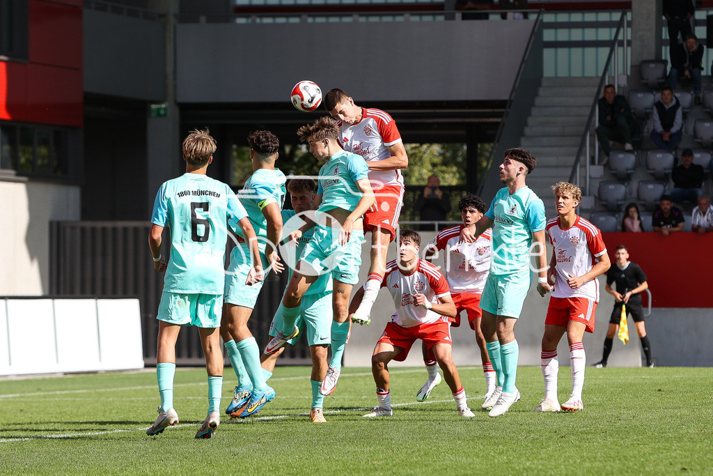 FC Bayern Muenchen U19 - TSV 1860 Muenchen U19 | Ljubo PULJIC (FCB #5) bringt in dieser Szene den Ball nicht aufs Tor / Kopfball