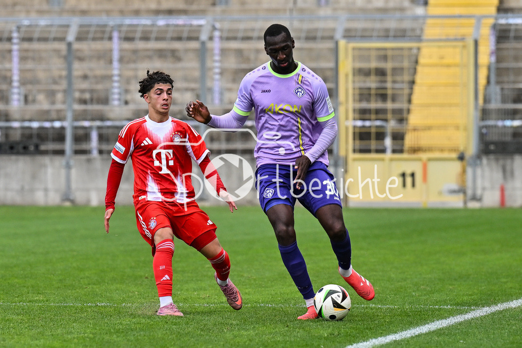 FC Bayern Amateure - FC Würzburger Kickers | im Duell Jussef NASRAWE (FC Bayern Muenchen II 3) und Tarsis BONGA (Würzburger Kickers 30) / Zweikampf / Regionalliga Bayern: FC Bayern Amateure - FC Würzburger Kickers; Grünwalder Stadion am 27.09.2025