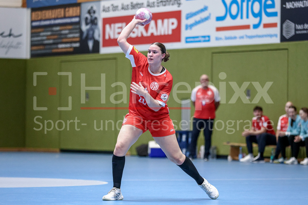Handball, 2. Bundesliga Frauen, SV Werder Bremen - 1. FSV Mainz 05 | Melanie Grawe (1. FSV Mainz 05, 28) Freisteller am Ball, Einzelfoto, Spielszene, Aktion, Action