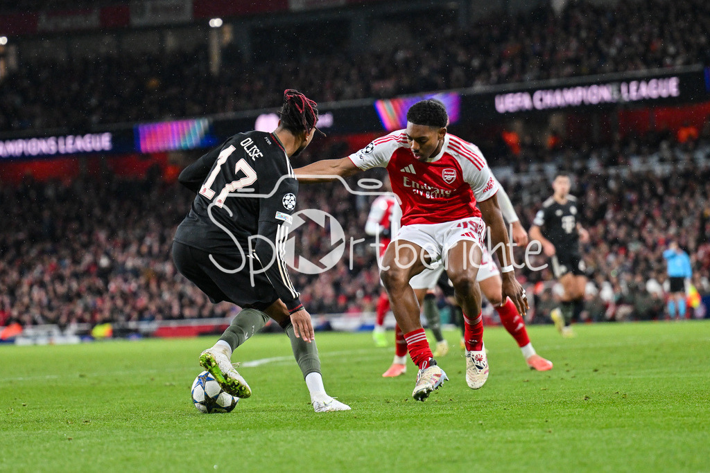 Arsenal FC - FC Bayern München | LONDON, ENGLAND - 26. NOVEMBER: im Duell Michael OLISE (FC Bayern Munich 17) und Myles LEWIS-SKELLY (Arsenal FC 49) beim Ligaspiel zwischen Arsenal London und dem FC Bayern München am 5. Spieltag der UEFA Champions League im Emirates Stadium am 26.11.2025