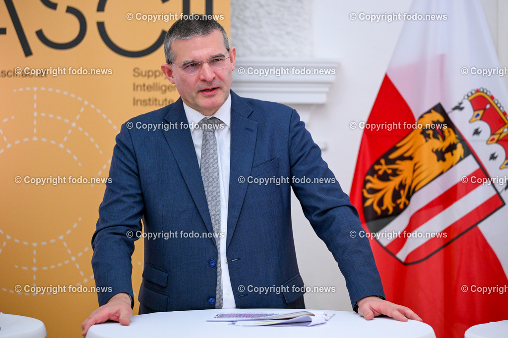 Pressekonferenz Land Ooe_ Stabilitaet der Lieferketten im Fokus_ 22.01.2024-49 | 22.01.2024, Linz, AUT, Pressekonferenz Land Ooe, Stabilitaet der Lieferketten im Fokus – aktuelle Analysen und Forschungsergebnisse und kuenftige Schwerpunkte im Bild Franz Staberhofer (Praesident Supply Chain Intelligence Institute Austria (ASCII))