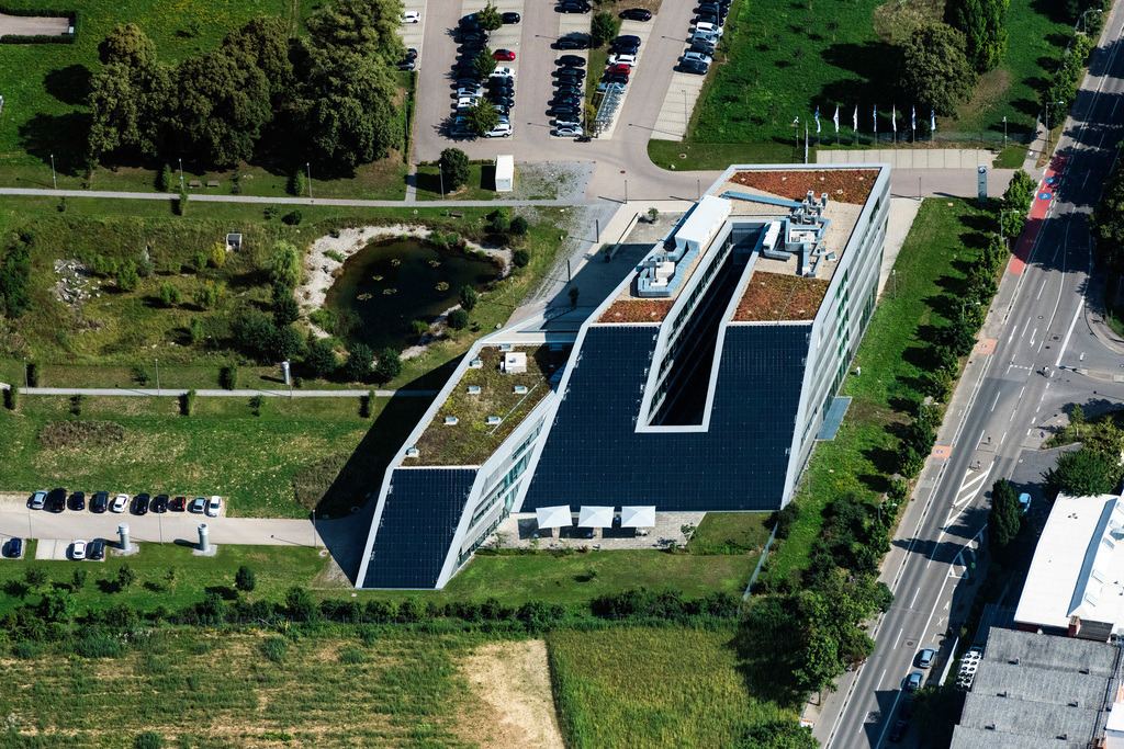 dr__0069451.jpg | LUDWIGSBURG 23.07.2021 Bürogebäude des Verwaltungs- und Geschäftshauses der " Vertriebs-, Technologie- und Logistikzentrum der Firma HAHN+KOLB Werkzeuge GmbH " in Ludwigsburg im Bundesland Baden-Württemberg, Deutschland. Weiterführende Informationen bei: Ingenieurbüro für Bauphysik Horstmann + Berger und Sachverständigenbüro,  KALIS INNOVATION GmbH Architektur+Bauplanung+ Bauleitung,  LEONHARD WEISS GmbH & Co. KG,  Mayer-Vorfelder und Dinkelacker Ingenieurgesellschaft für Bauwesen GmbH und Co KG,  SHA Sigrid Hintersteininger Archtitects,  Vertriebs-, Technologie- und Logistikzentrum der Firma HAHN+KOLB Werkzeuge GmbH. // Office building " Vertriebs-, Technologie- and Logistikzentrum of Firma HAHN+KOLB Werkzeuge GmbH " in Ludwigsburg in the state Baden-Wuerttemberg, Germany. Further information at: Ingenieurbuero fuer Bauphysik Horstmann + Berger und Sachverstaendigenbuero,  KALIS INNOVATION GmbH Architektur+Bauplanung+ Bauleitung,  LEONHARD WEISS GmbH & Co. KG,  Mayer-Vorfelder und Dinkelacker Ingenieurgesellschaft fuer Bauwesen GmbH und Co KG,  SHA Sigrid Hintersteininger Archtitects,  Vertriebs-, Technologie- und Logistikzentrum der Firma HAHN+KOLB Werkzeuge GmbH. Foto: Daniel Reiter