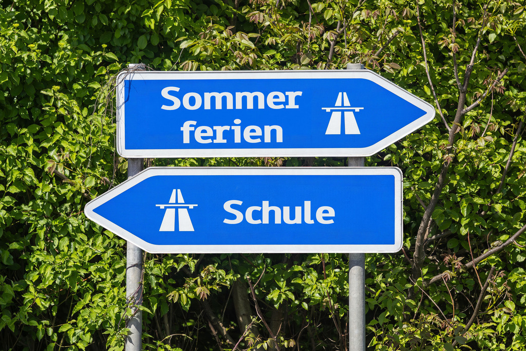 Sommerferien Schule Bild | (Fotomontage) Pfeilwegweiser zur Autobahn mit Text SOMMERFERIEN und SCHULE - Realisiert mit Pictrs.com