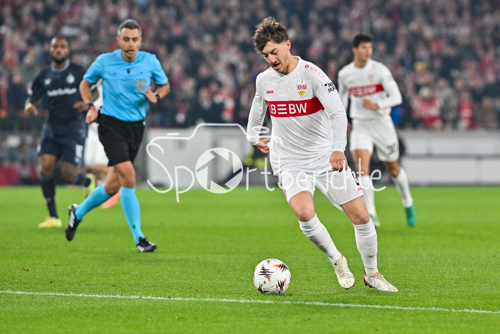 VfB Stuttgart - Feyenoord Rotterdam | STUTTGART, DEUTSCHLAND - 6. NOVEMBER: am Ball Angelo STILLER (VfB Stuttgart 6) Einzelfoto / Freisteller beim Ligaspiel zwischen dem VfB Stuttgart und Feyenoord Rotterdam am 4. Spieltag der Europa League in der MHP-Arena am 06.11.2025