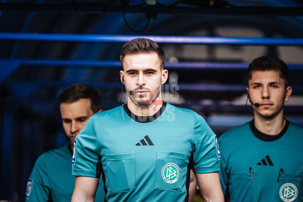 Fußball | Männer | Saison 2024/2025 | 2. Fußball-Bundesliga | 11. Spieltag | Hamburger SV vs. 1. FC Nürnberg | 03.11.2024 | Schiedsrichter Tom Bauer läuft ein