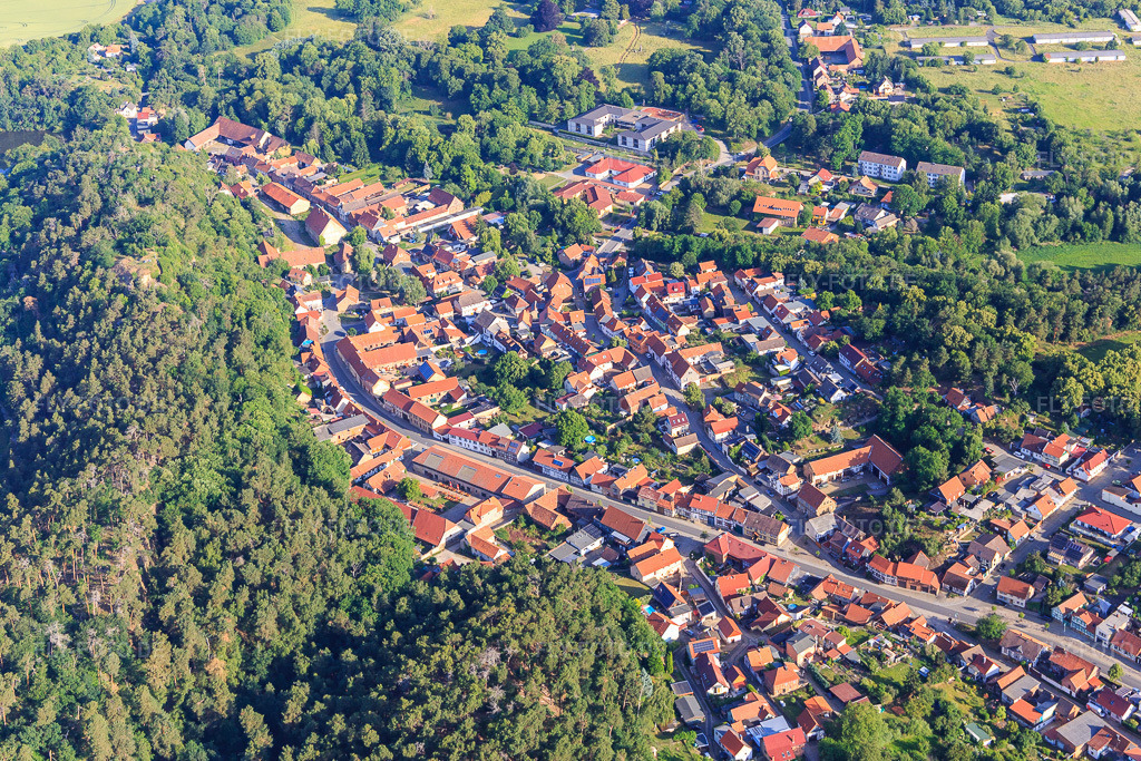 Luftbild: Ortsmitte mit Quedlinburger Straße im Ortsteil Langenstein in Halberstadt im Bundesland Sachsen-Anhalt in Deutschland. Foto: IMG_148214.jpg vom 14.06.2025 durch Werner Riehm/FLY-FOTO.de