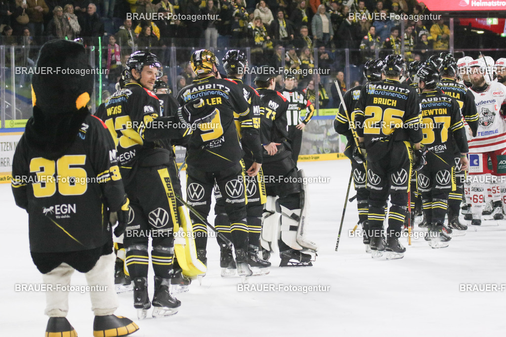 4_KEVREG_20251125_0055 | Krefeld, Deutschland, 25.11.2025: Die Spieler der Krefeld Pinguine nach dem DEL2-Spiel zwischen Krefeld Pinguine - Eisbären Regensburg am 25.11.2025 in der Yayla-Arena in Krefeld, Deutschland. (Foto Ralph Görtz / Brauer-Fotoagentur)