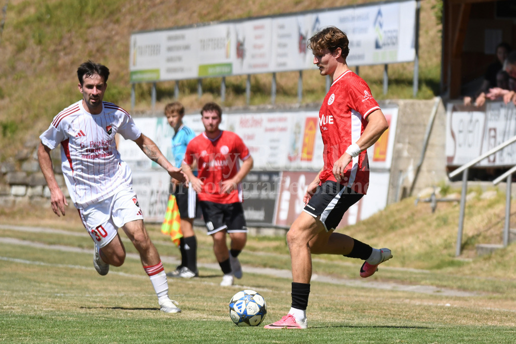 BFV Landesliga Mitte 2026/27 | Jan Wehner (1.FC Passau) und Gergö Adorjan (TSV Seebach #30) - Realisiert mit Pictrs.com