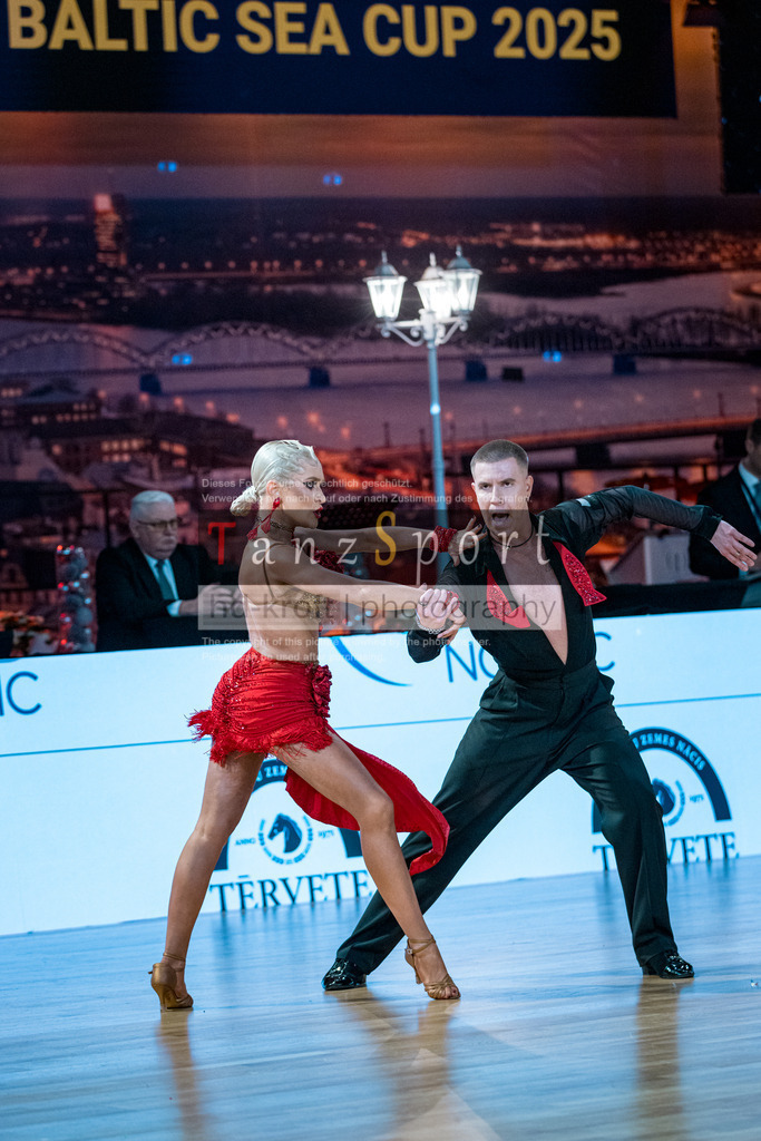 20251212_WDSF_World_Ch_Cup_RS-Lat_1345-2 | Tanzsportbilder, Standardtanz, Lateintanz, WDSF, DTV, LTVB, dancecomp, goc, hessen tanzt, blaues band der spree, walzer, tango, wiener walzer, slowfox, quickstepp, samba, rumba, cha-cha-cha, paso doble. jive, hd-kroft photography, turniertanzsport