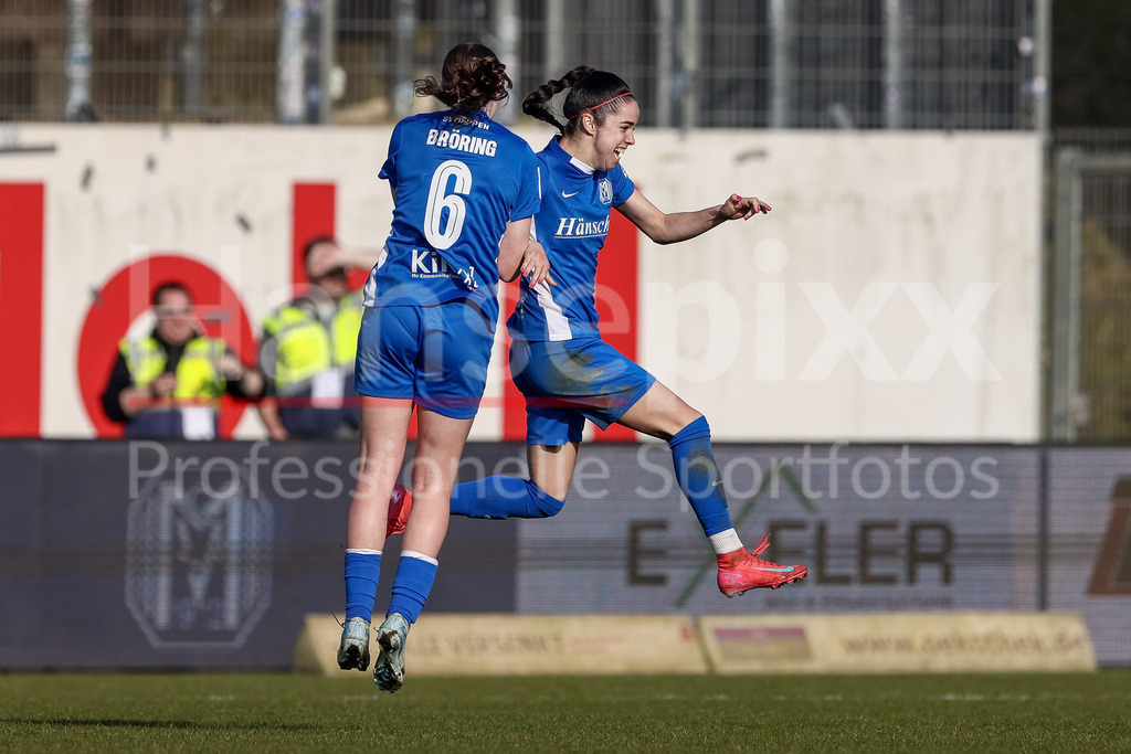 Fussball, 2. Frauen-Bundesliga, SV Meppen - Borussia Mönchengladbach | v.li.: Laura Bröring (SV Meppen, 6) und Torschützin Virag Nagy (SV Meppen, 22) mit Torjubel, Jubel, jubeln, jubelt, optimistisch, Spielszene, Highlight, Freude über das Tor zum 1:0, DIE DFB-RICHTLINIEN UNTERSAGEN JEGLICHE NUTZUNG VON FOTOS ALS SEQUENZBILDER UND/ODER VIDEOÄHNLICHE FOTOSTRECKEN. DFB REGULATIONS PROHIBIT ANY USE OF PHOTOGRAPHS AS IMAGE SEQUENCES AND/OR QUASI-VIDEO.
