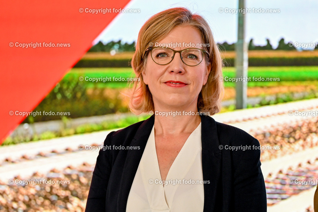 Festakt_ OeBB Gleisausbau_ Baustart_ 01.07.2024-48 | 01.07.2024, Hoersching, AUT, Festakt OeBB-anlaesslich des 4-gleisigen Ausbau des Abschnitt Linz - Marchtrenk, im Bild BMin Leonore Gewessler (Die Gruenen, Klimaschutz, Umwelt, Energie, Mobilitaet, Innovation und Technologie)