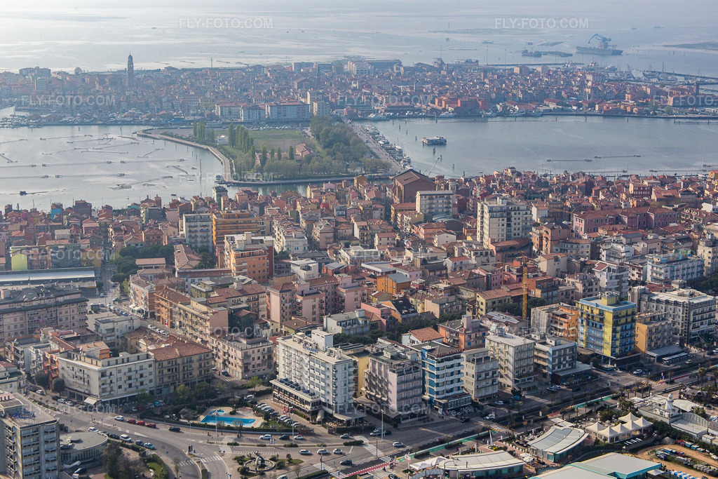 Aerial view: View of the town in Chioggia in the state Veneto, Italy. – Photo: IMG_087419.jpg taken on 04/06/2016 by Werner Riehm/FLY-FOTO.com – Resolution of the original: 5288 x 3525 px