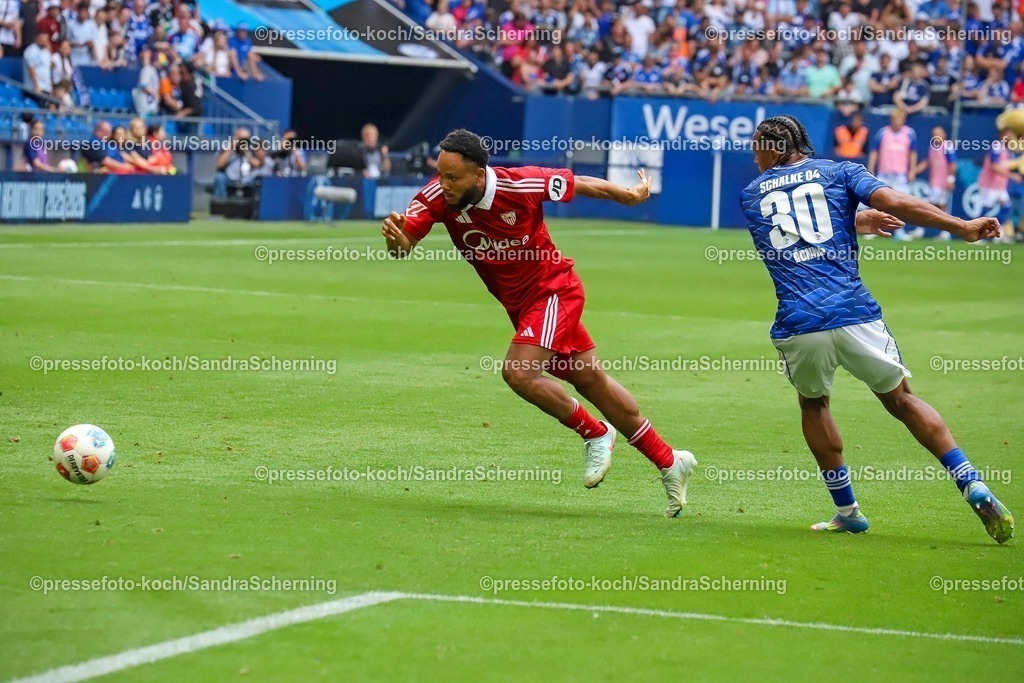 xSSC26072501018 | 26.07.2025, xsscx, Fuﬂball, FC Schalke 04 - FC Sevilla, 2. Fuﬂball Bundesliga, VELTINS-Arena, Saison 2025 2026: Kelechi Iheanacho (FC Sevilla #19) im Zweikampf gegen Anton Donkor (FC Schalke 04 #30) DFB regulations prohibit any use of photographs as image sequences and or quasi-video.