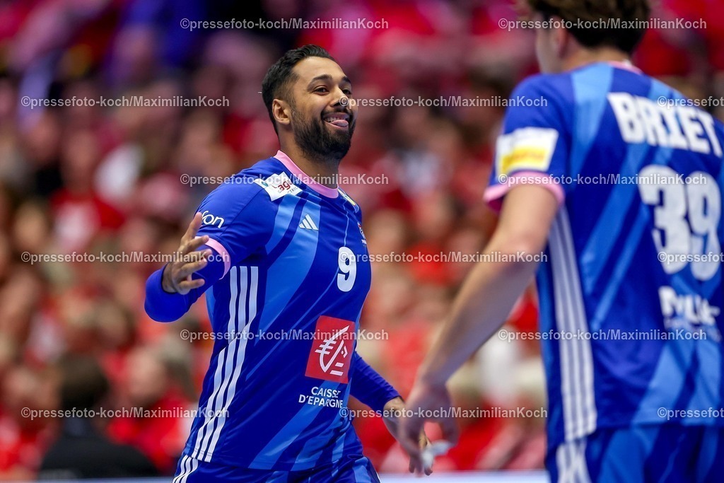 EHF22012603173 | 22.01.2026, Handball, Men's EHF EURO 2026, Frankreich - Dänemark, Jyske Bank Boxen in Herning, Dänemark, Main Round:  Melvyn Richardson (France #09) lachend neben  Thibaud Briet (France #39)
